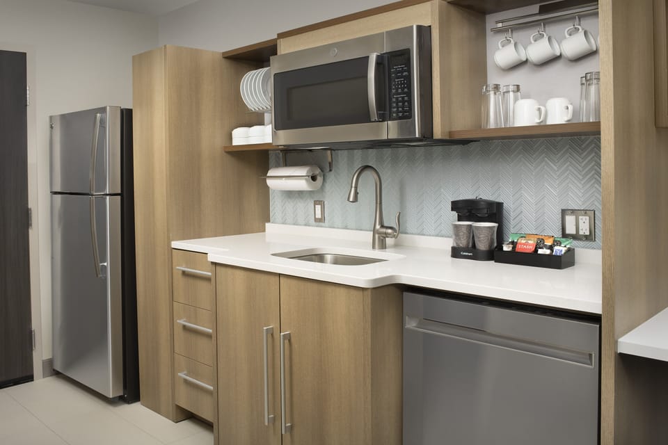 Full-size fridge, microwave, dishwasher, cookware/dishes/utensils