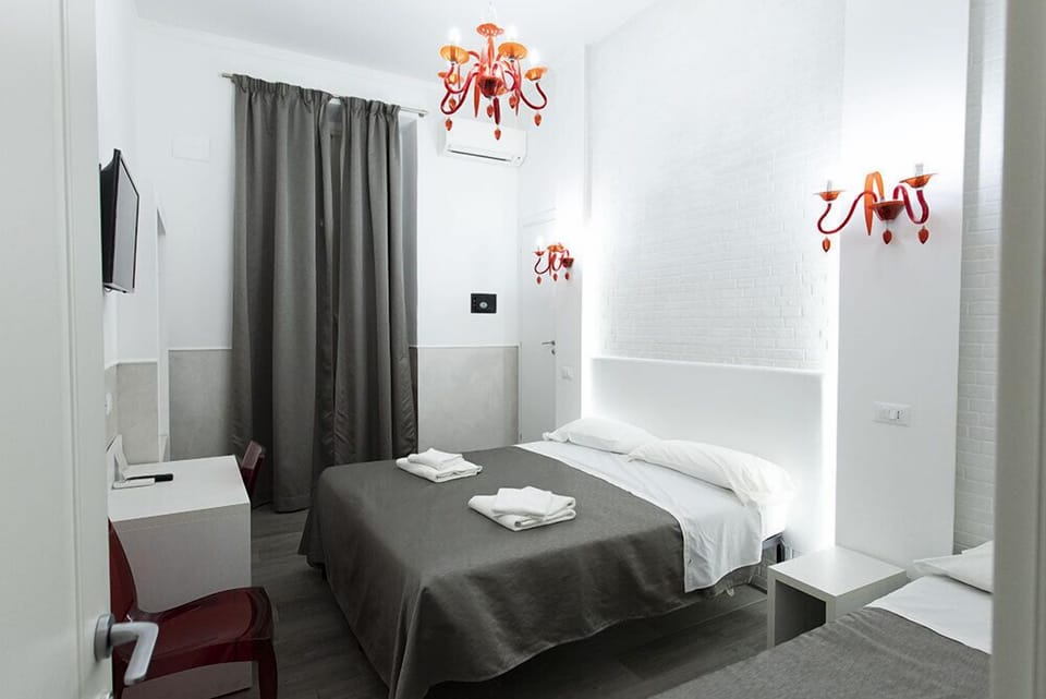 Triple Room | In-room safe, desk, soundproofing, free WiFi