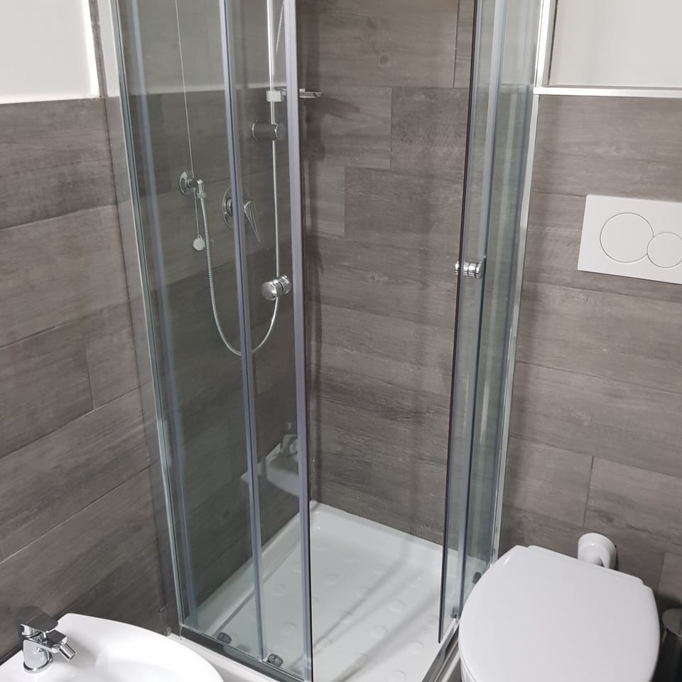 Single Room | Deep soaking bathtub