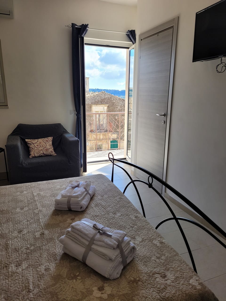 Deluxe Room | Minibar, desk, blackout drapes, soundproofing