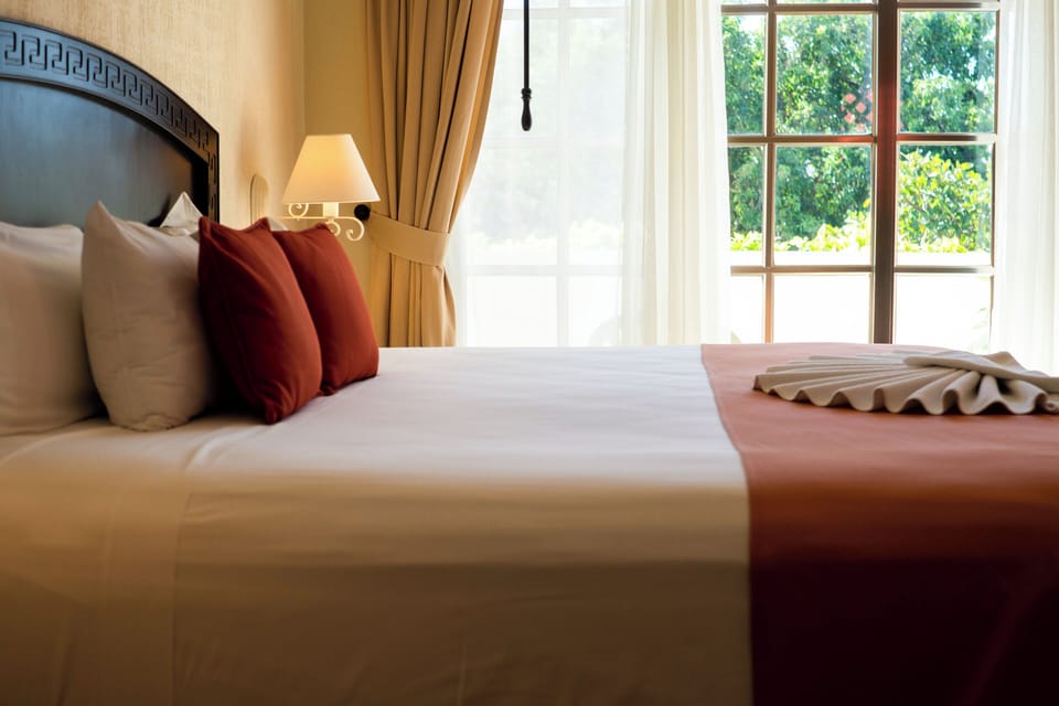 Standard Room, 1 King Bed | In-room safe, blackout drapes, iron/ironing board, bed sheets