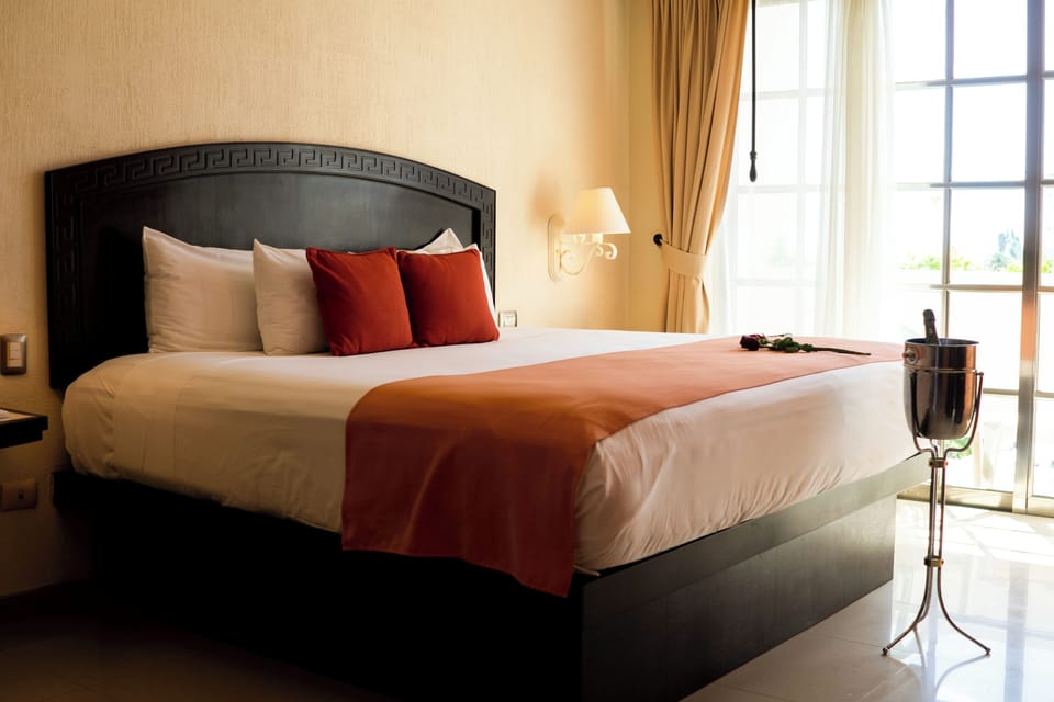 Standard Room, 1 King Bed | In-room safe, blackout drapes, iron/ironing board, bed sheets