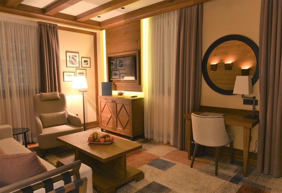 Deluxe Suite | Living room | 43-inch plasma TV with cable channels, heated floors