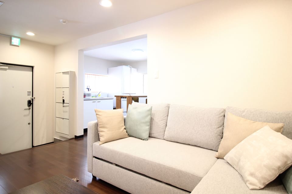 House (XN-1) | Living room | 32-inch flat-screen TV with digital channels, TV