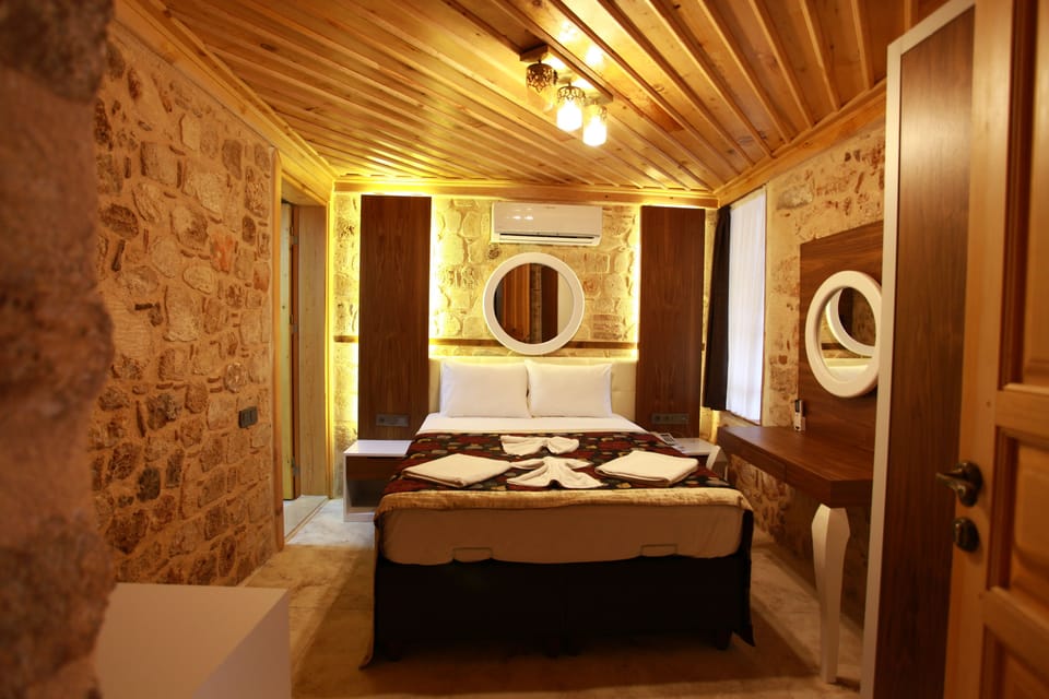 Standard Room | Premium bedding, in-room safe, desk, iron/ironing board