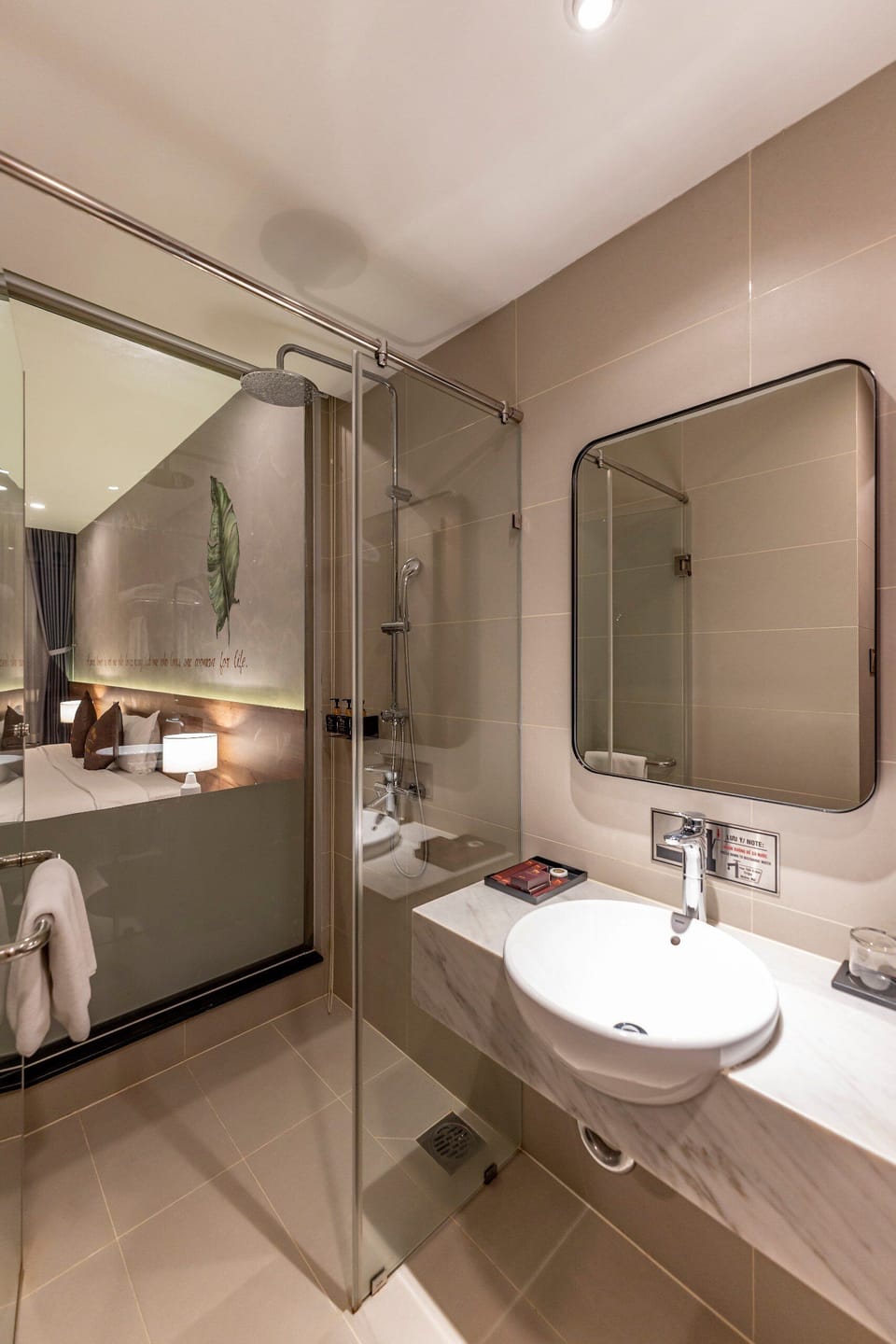 Deluxe Room, 1 King Bed | Bathroom | Shower, rainfall showerhead, free toiletries, hair dryer