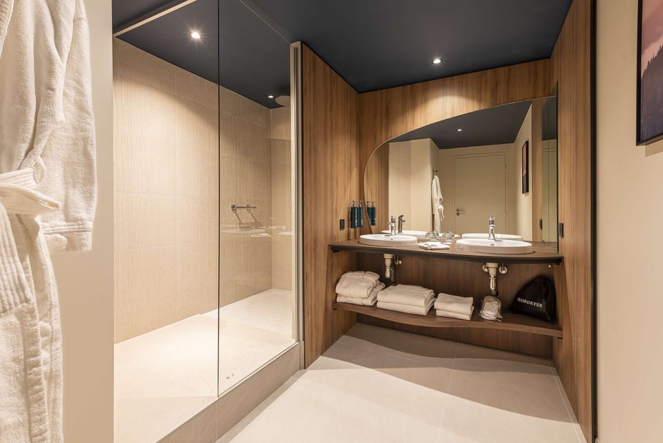 Junior Suite, 1 King Bed, Lake View | Bathroom shower
