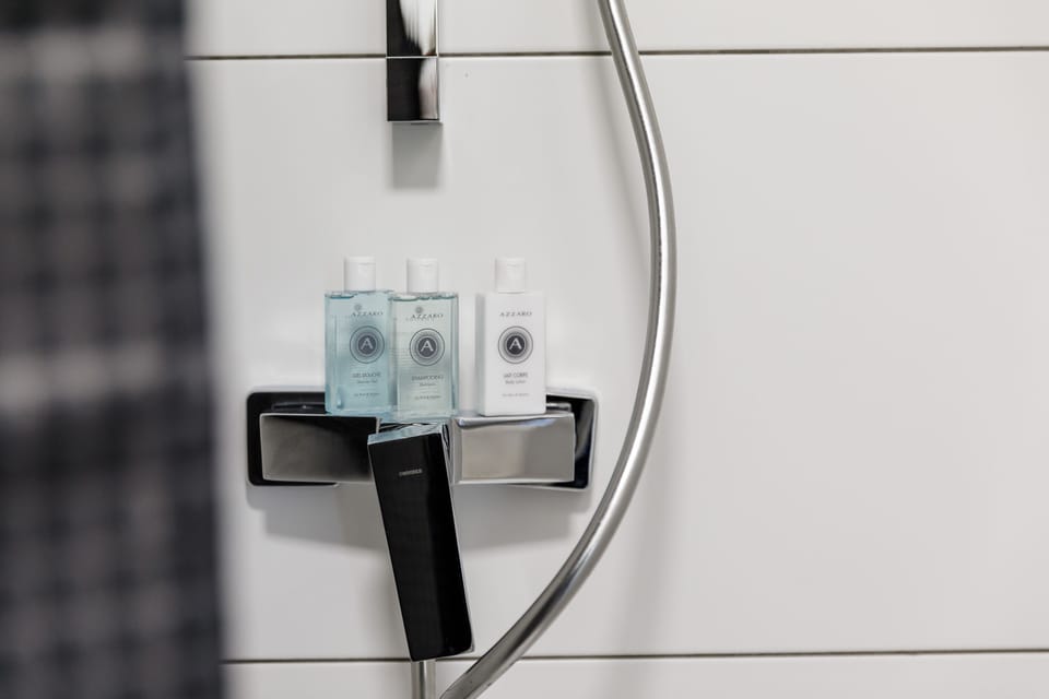 Classic Double or Twin Room | Bathroom shower