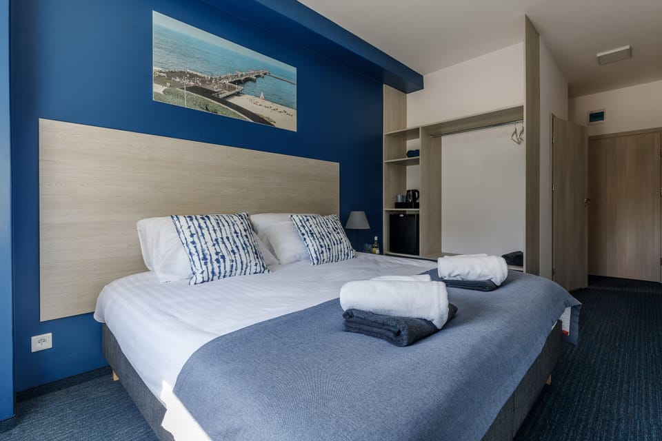 Classic Double or Twin Room | Individually furnished, laptop workspace, blackout drapes, soundproofing