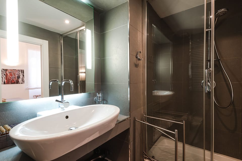 Luxury Suite | Bathroom | Shower, rainfall showerhead, free toiletries, hair dryer