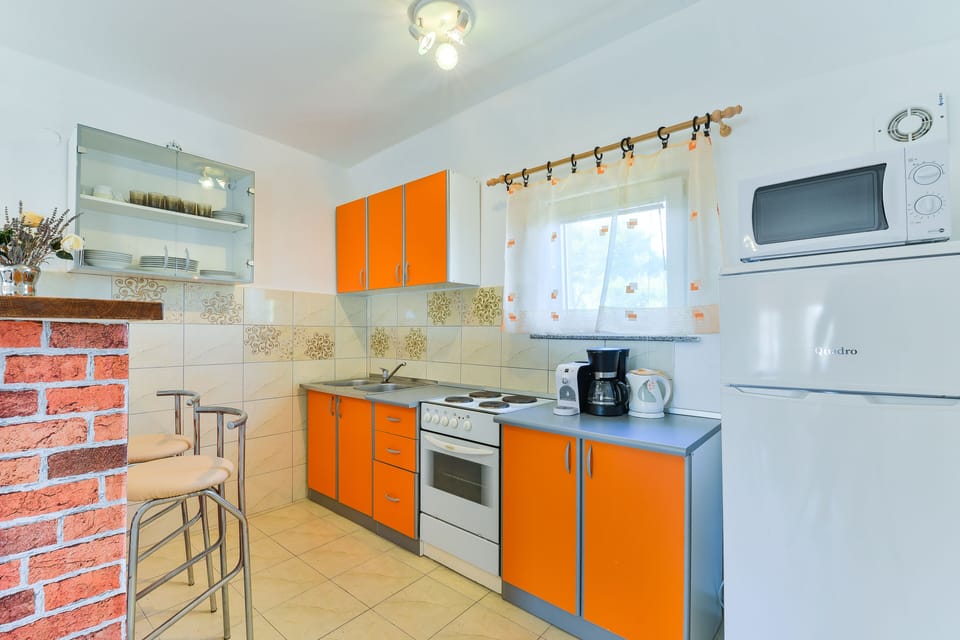 Apartment A1 | Private kitchen | Fridge, microwave, oven, stovetop
