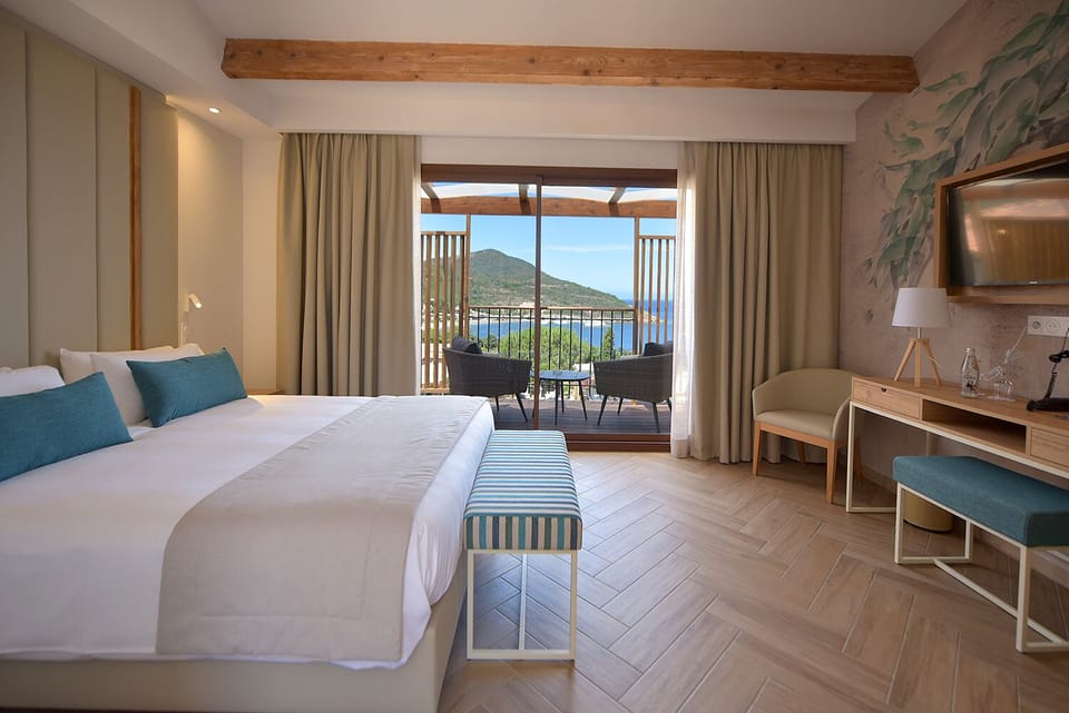 Superior Double Room, Sea View | Premium bedding, in-room safe, desk, blackout drapes