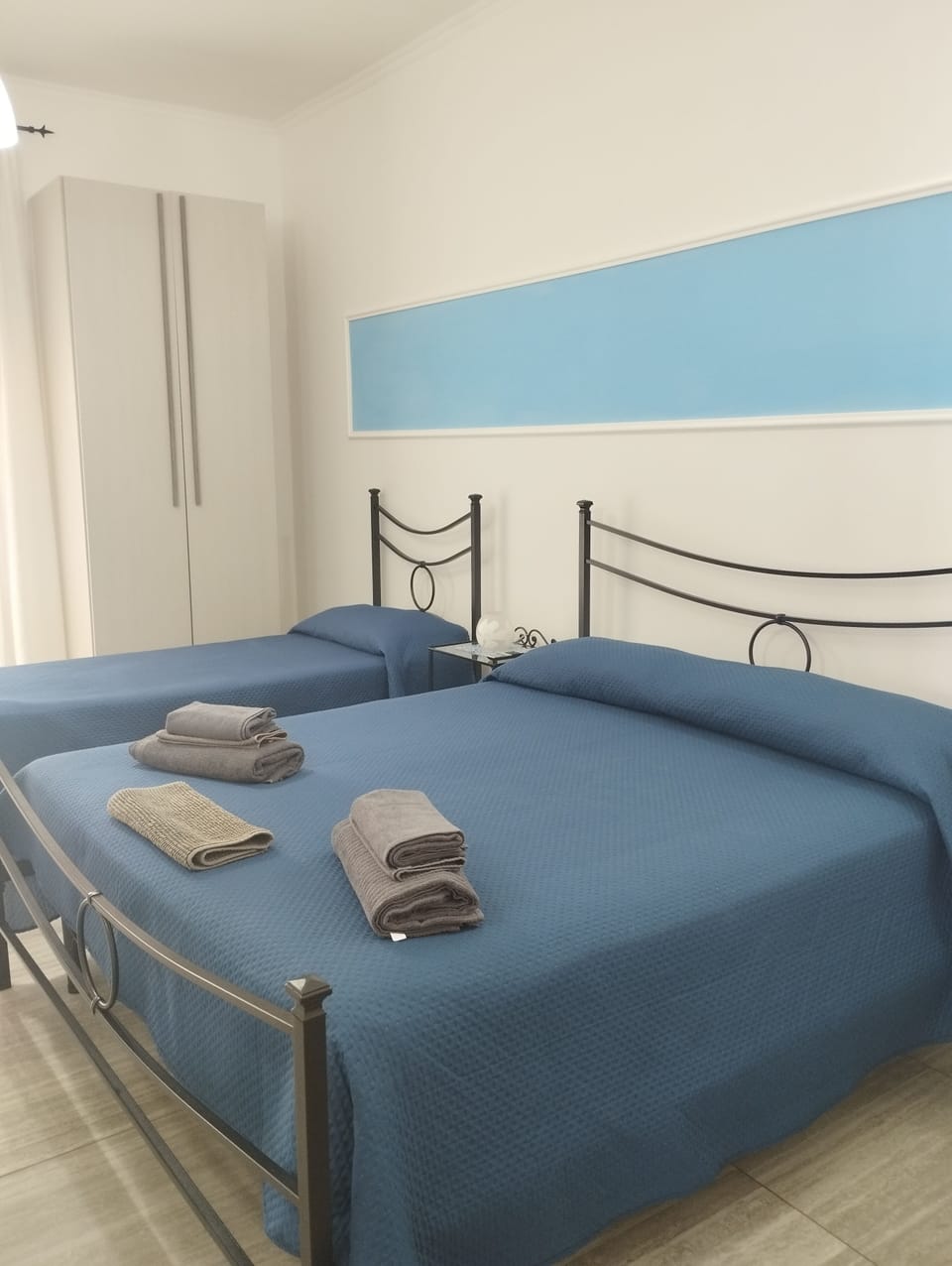 Family Room (Vaniglia) | Hypo-allergenic bedding, desk, blackout drapes, soundproofing