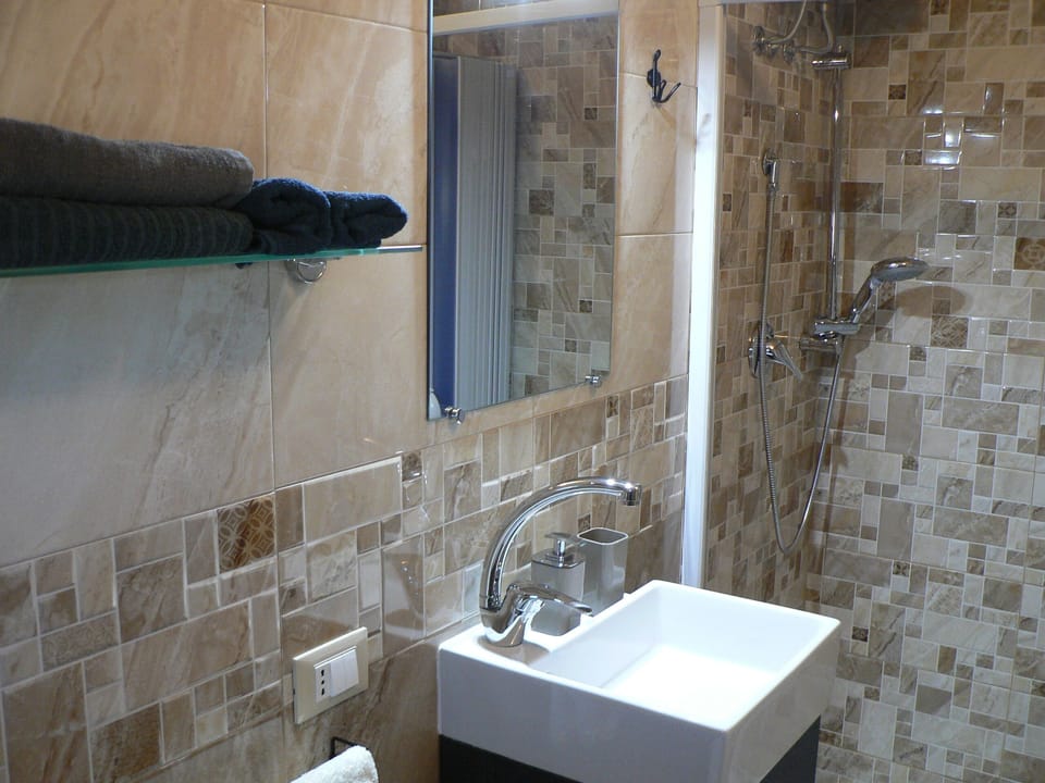 Double Room (Crema) | Bathroom | Shower, rainfall showerhead, hair dryer, towels