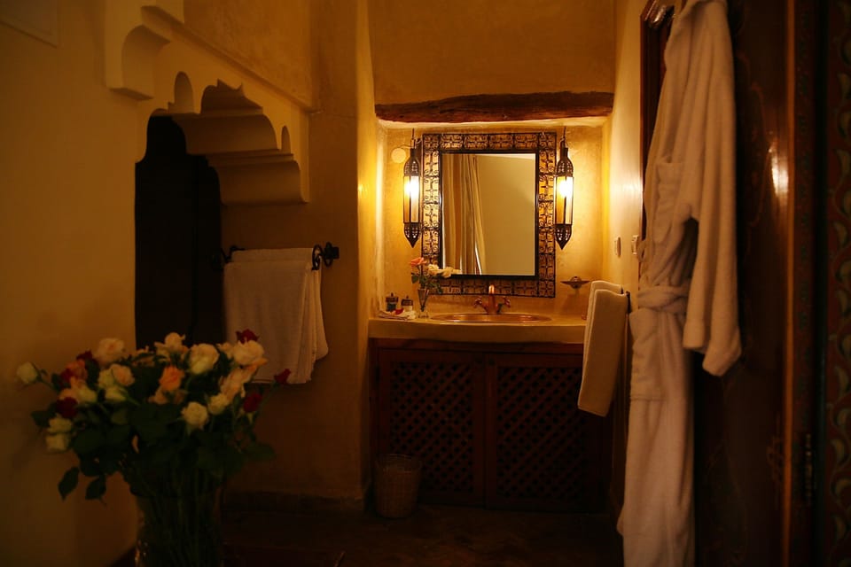 Standard Room, 1 Bedroom | Bathroom | Shower, free toiletries, hair dryer, bathrobes