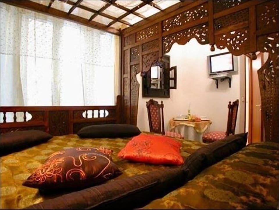 Free cribs/infant beds, WiFi, bed sheets