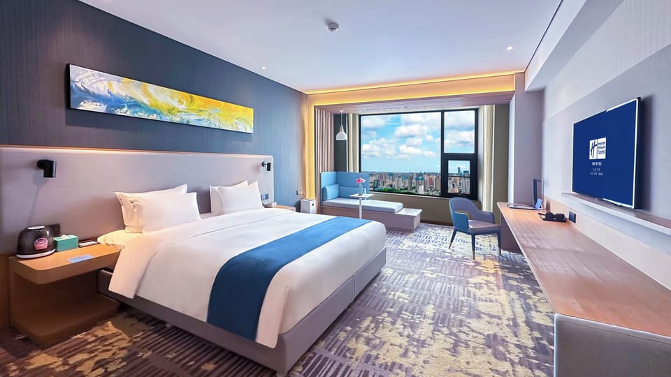 Standard Room, 1 King Bed (High Floor) | In-room safe, soundproofing, WiFi (surcharge)