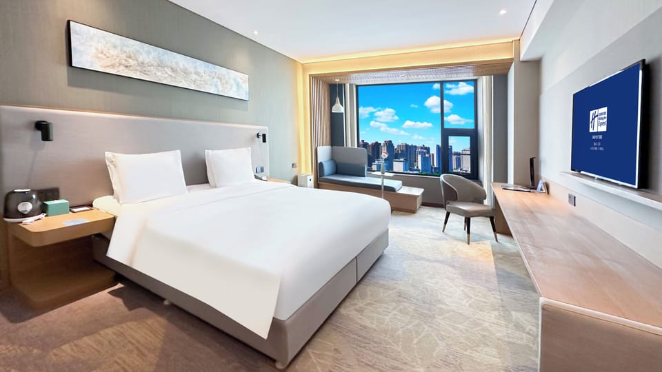 Standard Room, 1 King Bed | In-room safe, soundproofing, WiFi (surcharge)