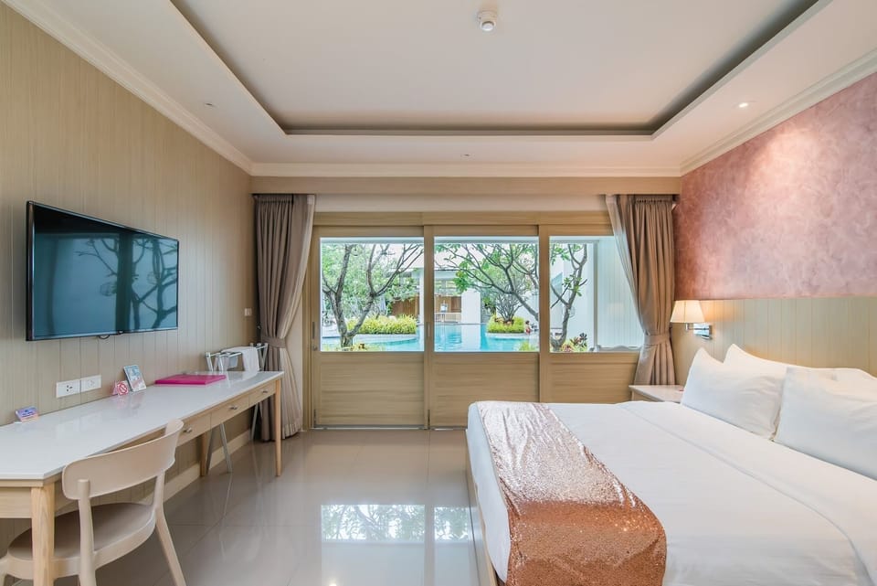 Deluxe Room, Poolside | Minibar, in-room safe, desk, blackout drapes