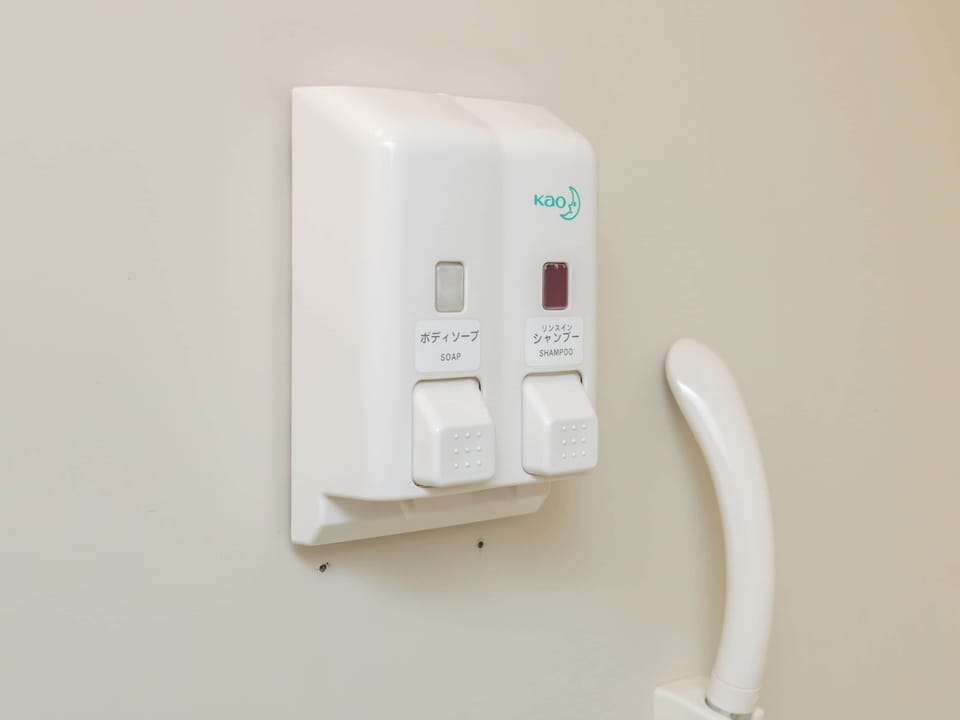 Twin Room, Non Smoking | Bathroom | Combined shower/tub, free toiletries, hair dryer, towels