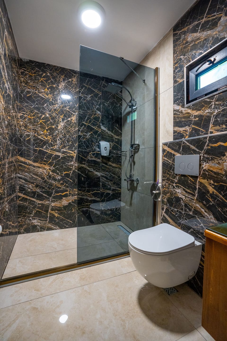 Deluxe Bungalow | Bathroom | Free toiletries, hair dryer, slippers, towels