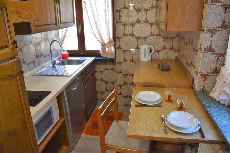 Panoramic Apartment, 2 Bedrooms, Mountain View, Annex Building | Private kitchen | Fridge