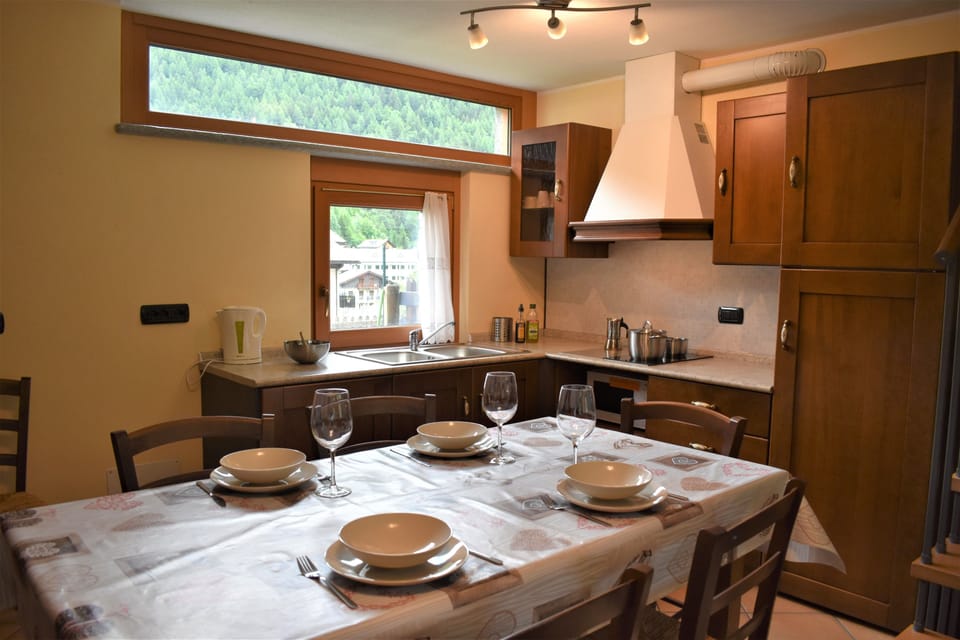 Traditional Chalet, 2 Bedrooms, Mountain View | In-room dining