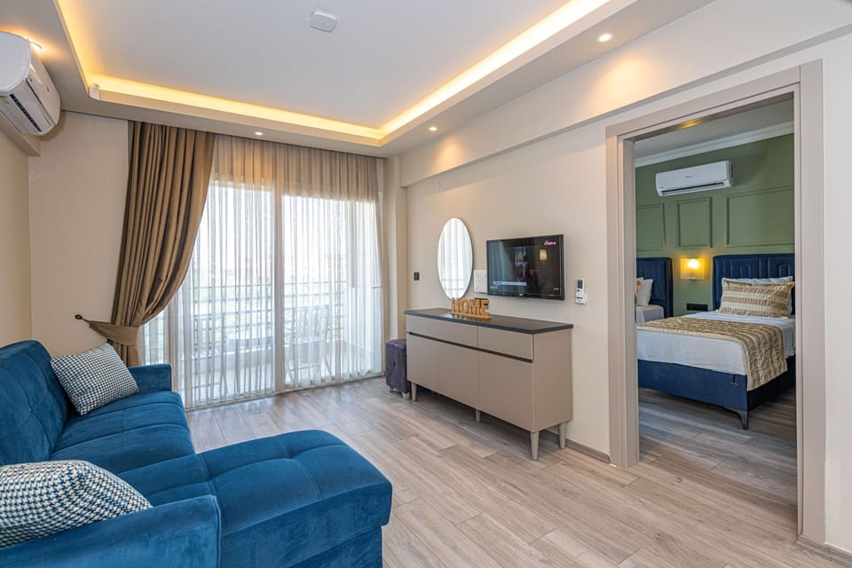 Comfort Suite | Living area | 100-cm LED TV with satellite channels, TV
