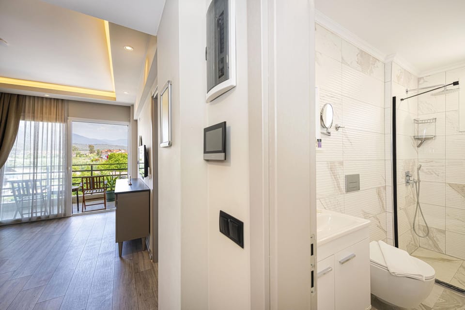 Comfort Suite | Living area | 100-cm LED TV with satellite channels, TV