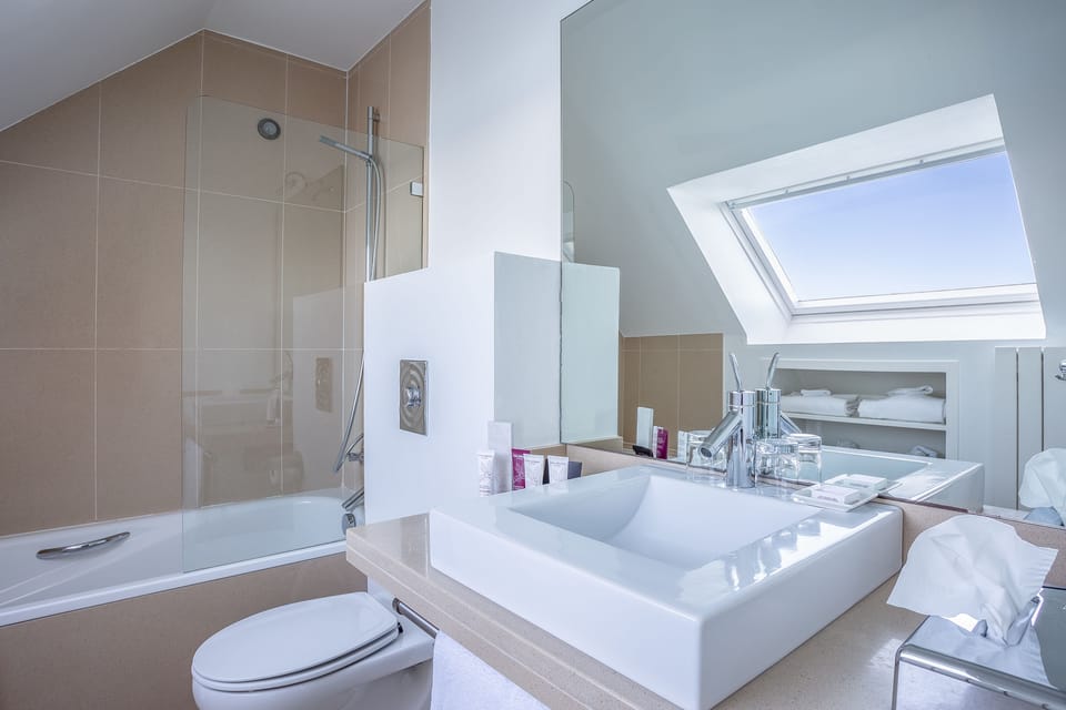 Deluxe Double Room, Sea View | Bathroom | Designer toiletries, hair dryer, bathrobes, slippers