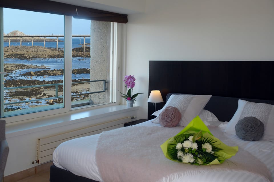Junior Suite, Sea View | Premium bedding, memory foam beds, in-room safe, individually decorated