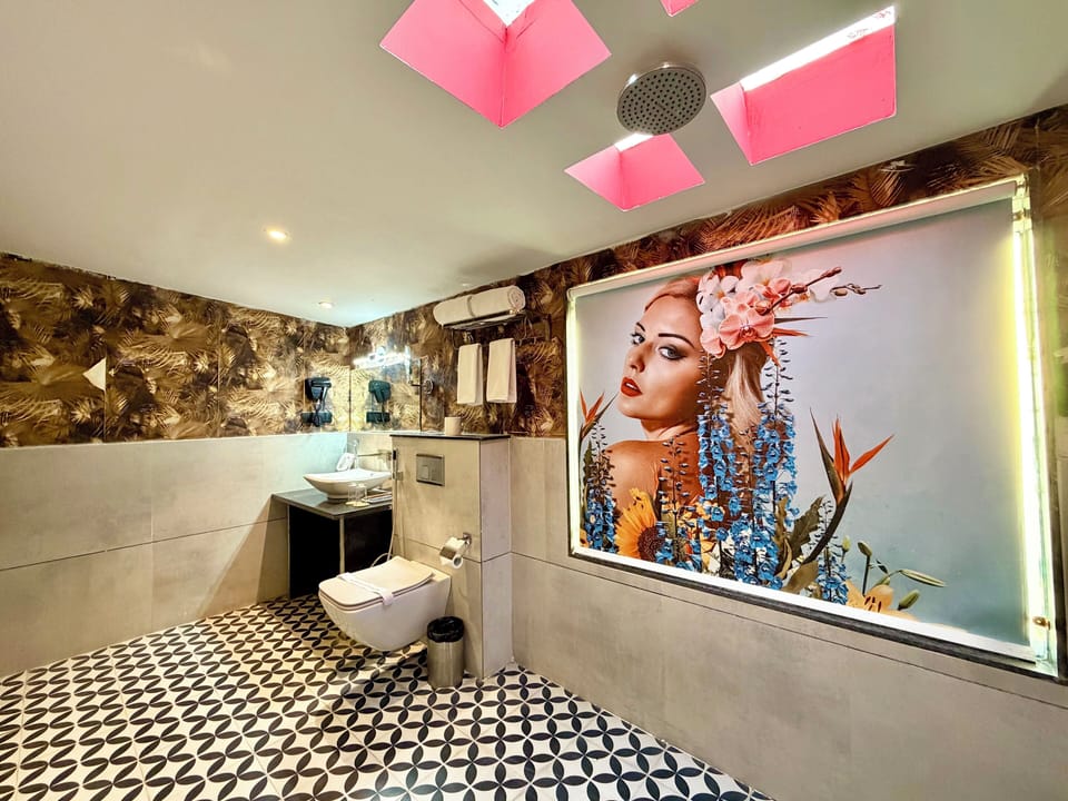 King Suite | Bathroom | Free toiletries, hair dryer, slippers, towels