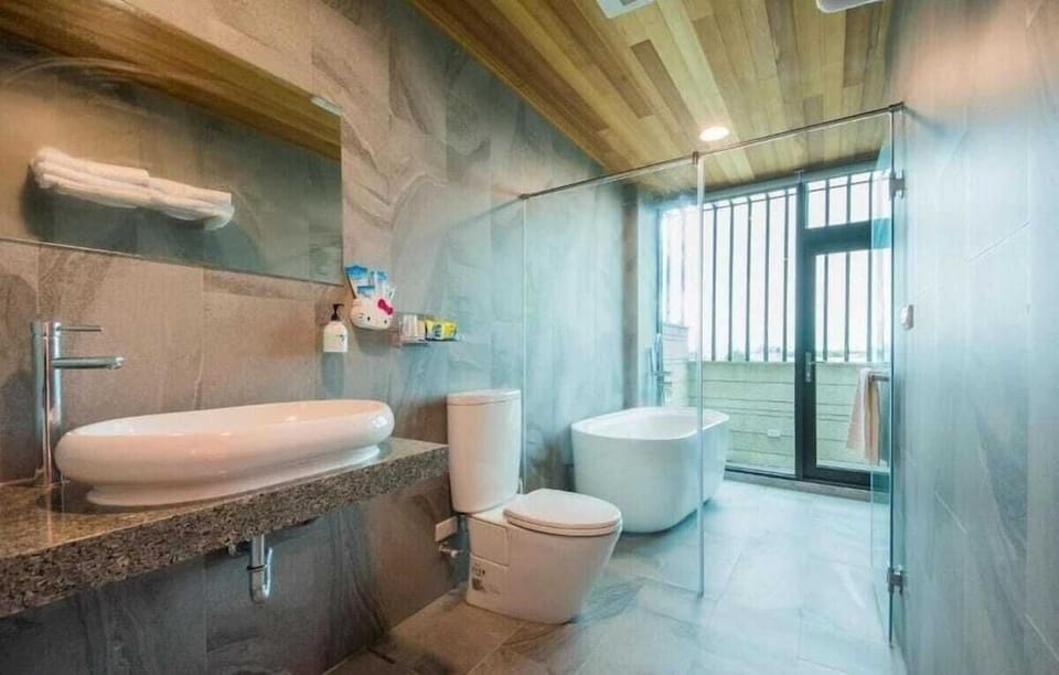 Deluxe family room | Bathroom | Free toiletries, hair dryer, slippers, towels