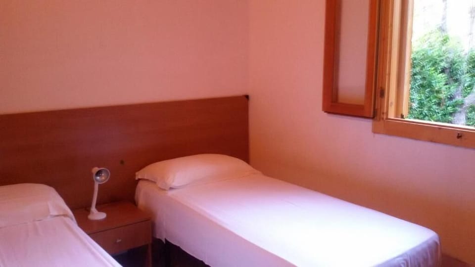 2 bedrooms, soundproofing, bed sheets