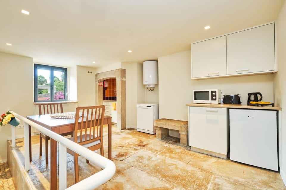 Romantic Apartment, 1 Bedroom | Private kitchen | Fridge, microwave, oven, stovetop