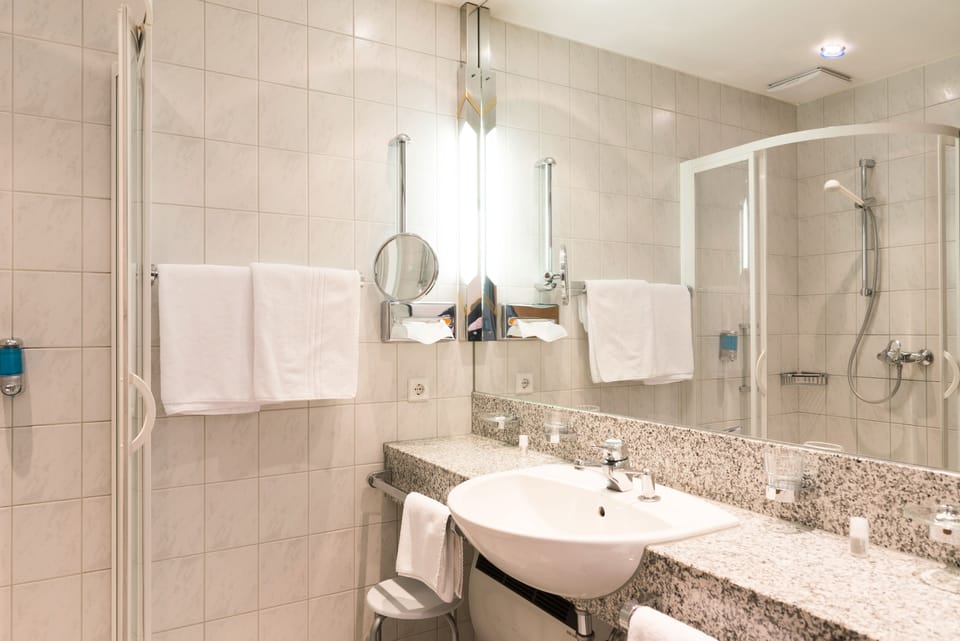 Standard Single Room | Hypo-allergenic bedding, minibar, in-room safe, desk