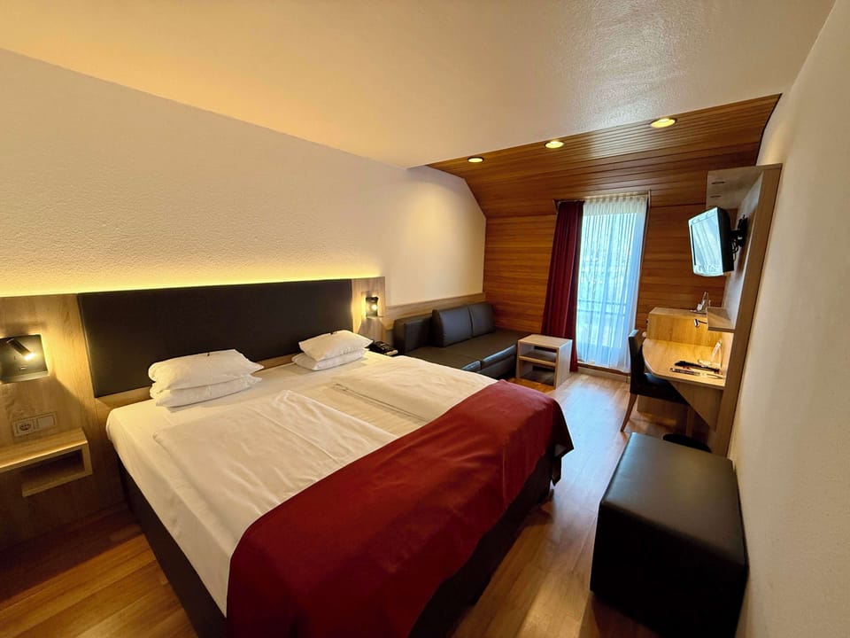 Double Room | Hypo-allergenic bedding, minibar, in-room safe, desk