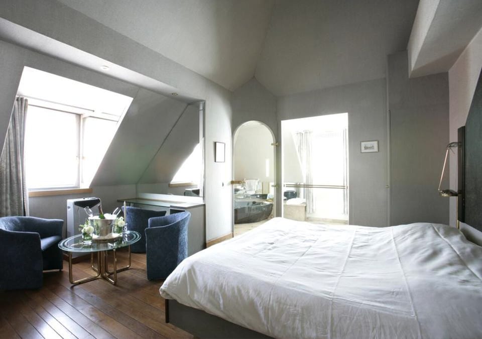 Junior Suite | In-room safe, desk, soundproofing, iron/ironing board