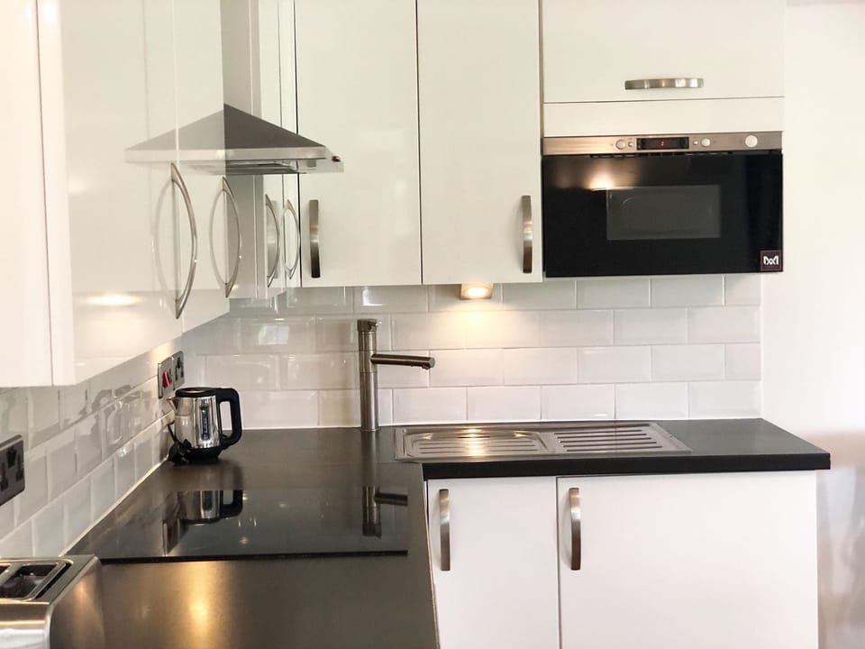 Apartment, Ensuite, Garden View | Private kitchen | Coffee/tea maker