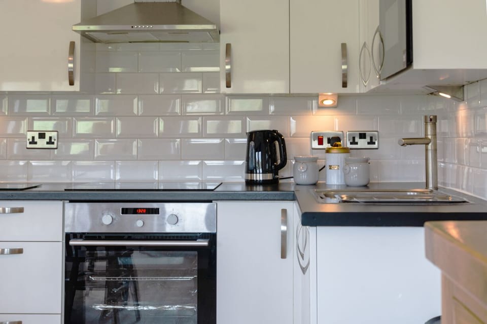 Apartment, Ensuite, Garden View | Private kitchen | Coffee/tea maker