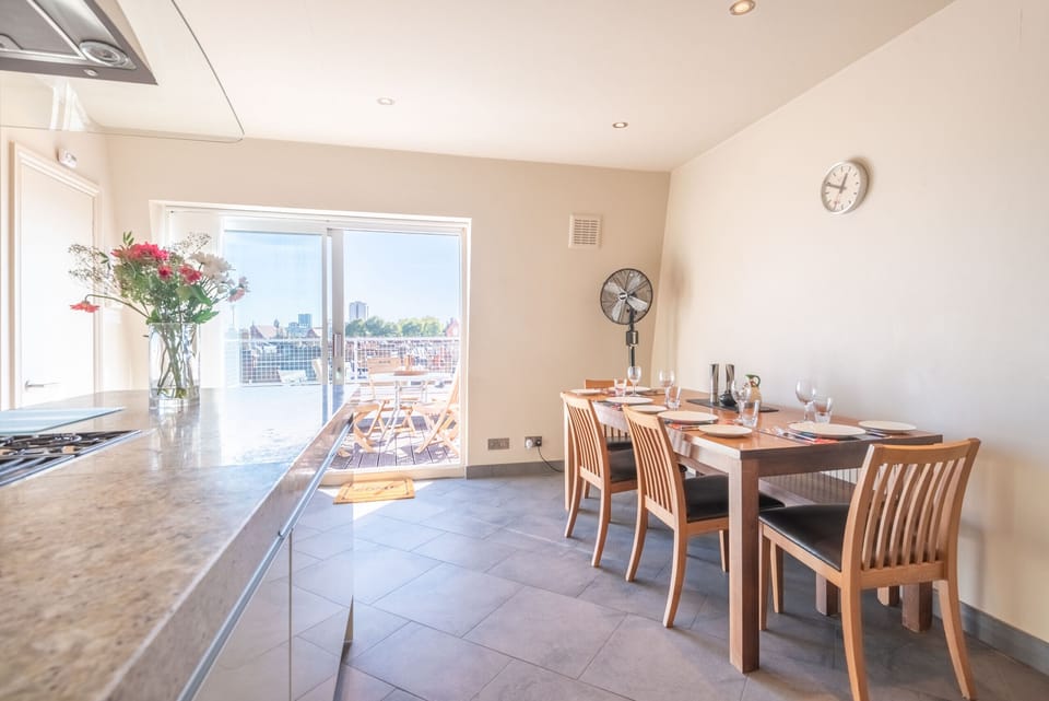 Apartment (2 Bedrooms) | In-room dining