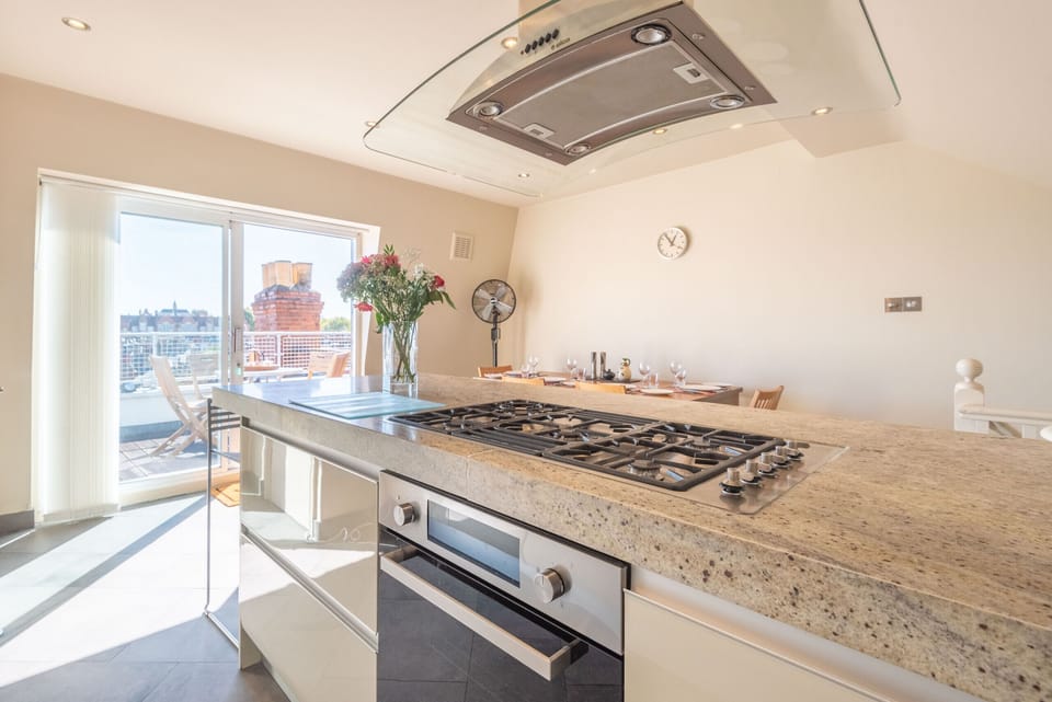 Apartment (2 Bedrooms) | Private kitchen | Fridge, microwave, oven, stovetop