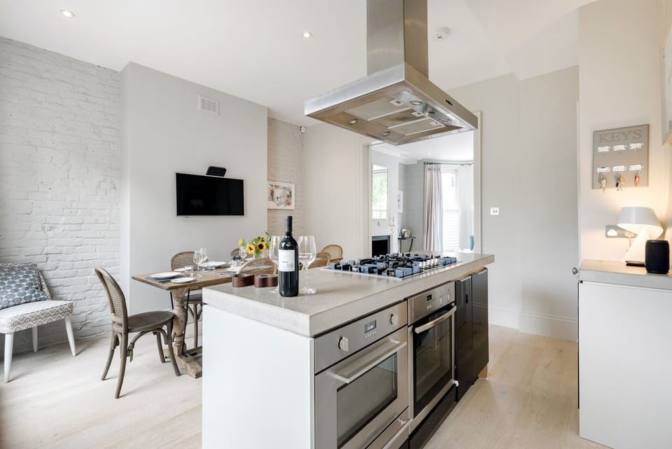 House (3 Bedrooms) | Private kitchen | Fridge, microwave, oven, stovetop