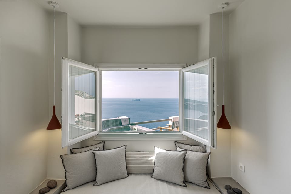Luxe Suite, Hot Tub | Premium bedding, minibar, in-room safe, individually decorated