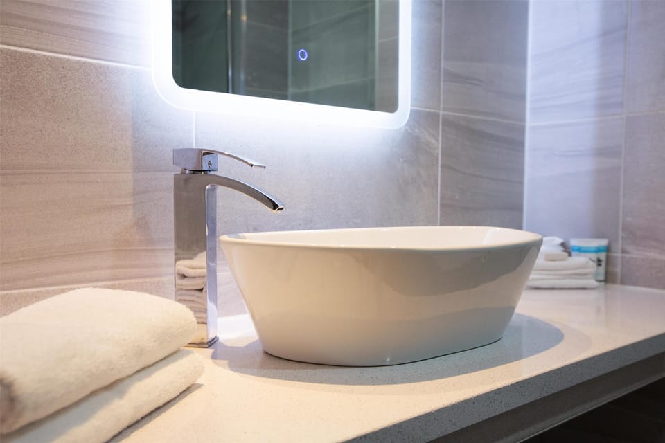 Combined shower/tub, free toiletries, hair dryer, towels