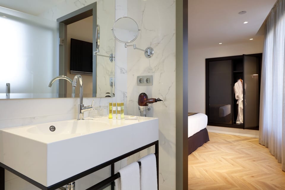Shower, eco-friendly toiletries, hair dryer, towels