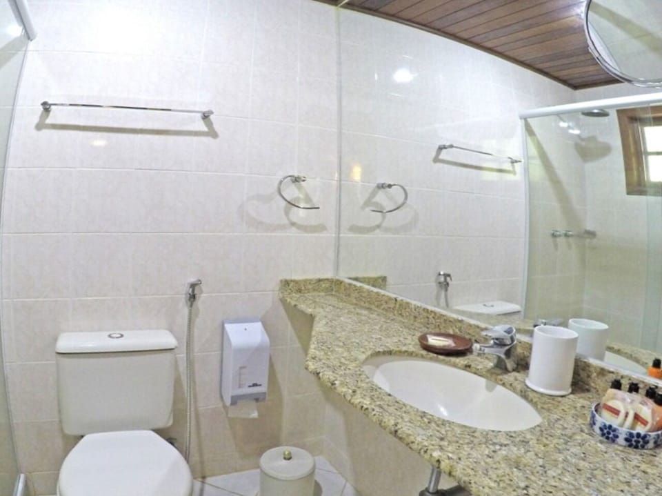 DE LUX VISTA MAR | Bathroom | Hair dryer, towels, soap, shampoo