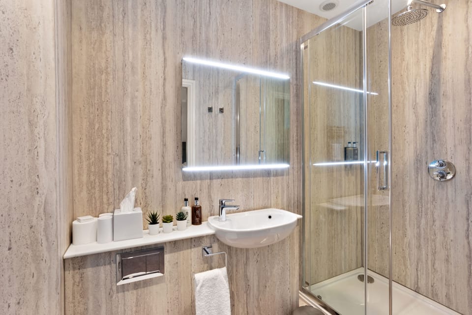 Premium Double Room, 1 King Bed, Ensuite, Ground Floor | Bathroom | Shower, rainfall showerhead, free toiletries, hair dryer