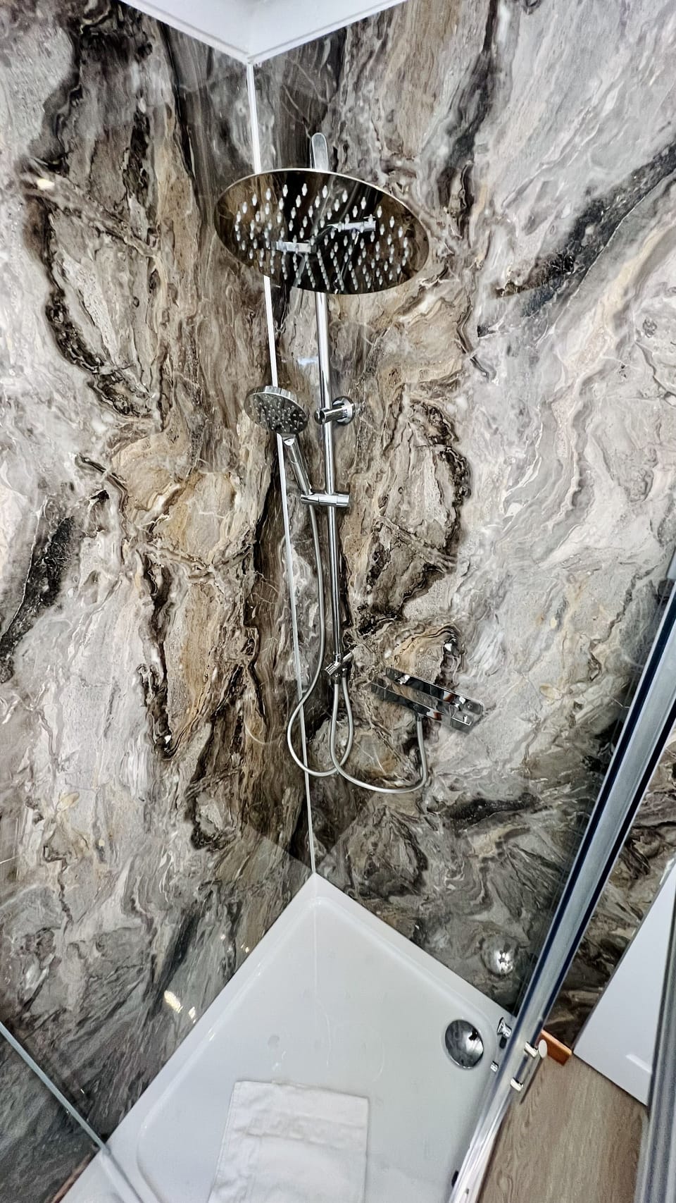 Minibar, blackout drapes, free WiFi