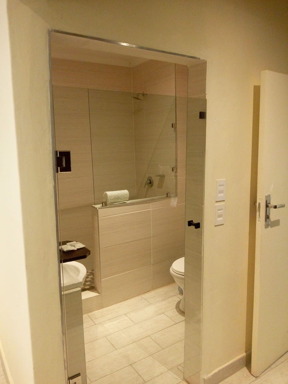 Executive Room | Bathroom | Shower, rainfall showerhead, free toiletries, towels
